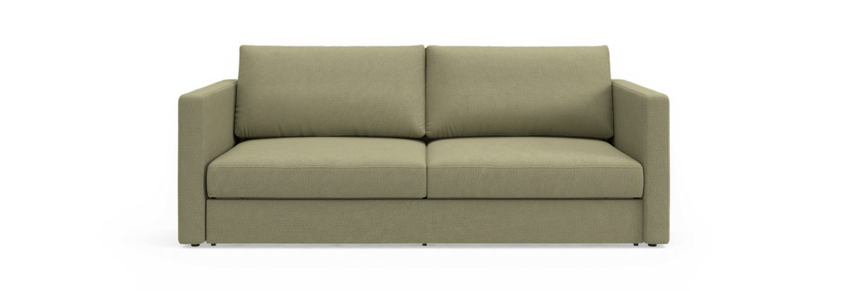 Grøn 2-personers sofa med lige armlæn, frilagt mod sort baggrund i frontvisning.