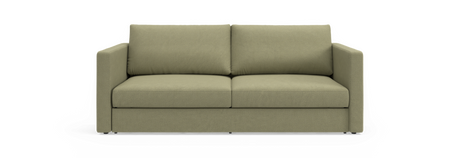 Grøn 2-personers sofa med lige armlæn, frilagt mod sort baggrund i frontvisning.