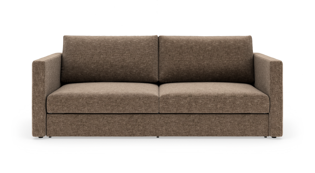 Brun 2-personers sofa med lige armlæn og tykke hynder, frilagt på hvid baggrund.
