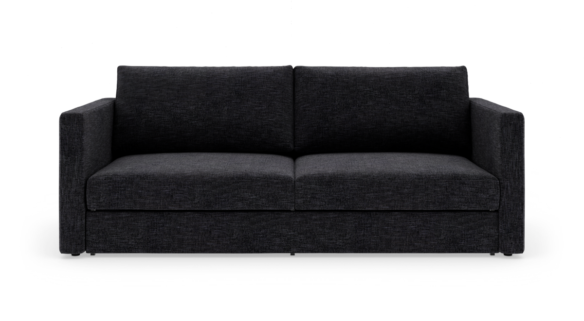 Mørkegrå 2-personers sofa med rette armlæn og to store ryghynder, frilagt på hvid baggrund.