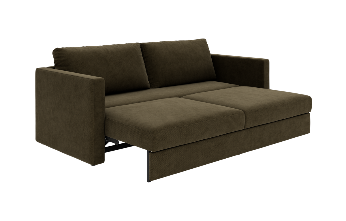 Mørk olivgrøn sovesofa set i trekvart vinkel, trukket ud som seng med to ryghynder og lige armlæn.