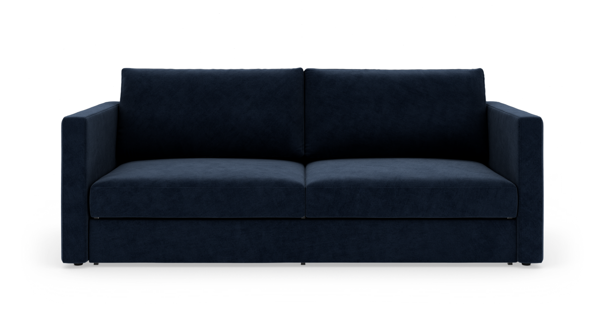 Mørkeblå 2-personers sofa med lige armlæn og kraftige hynder, frilagt på hvid baggrund.