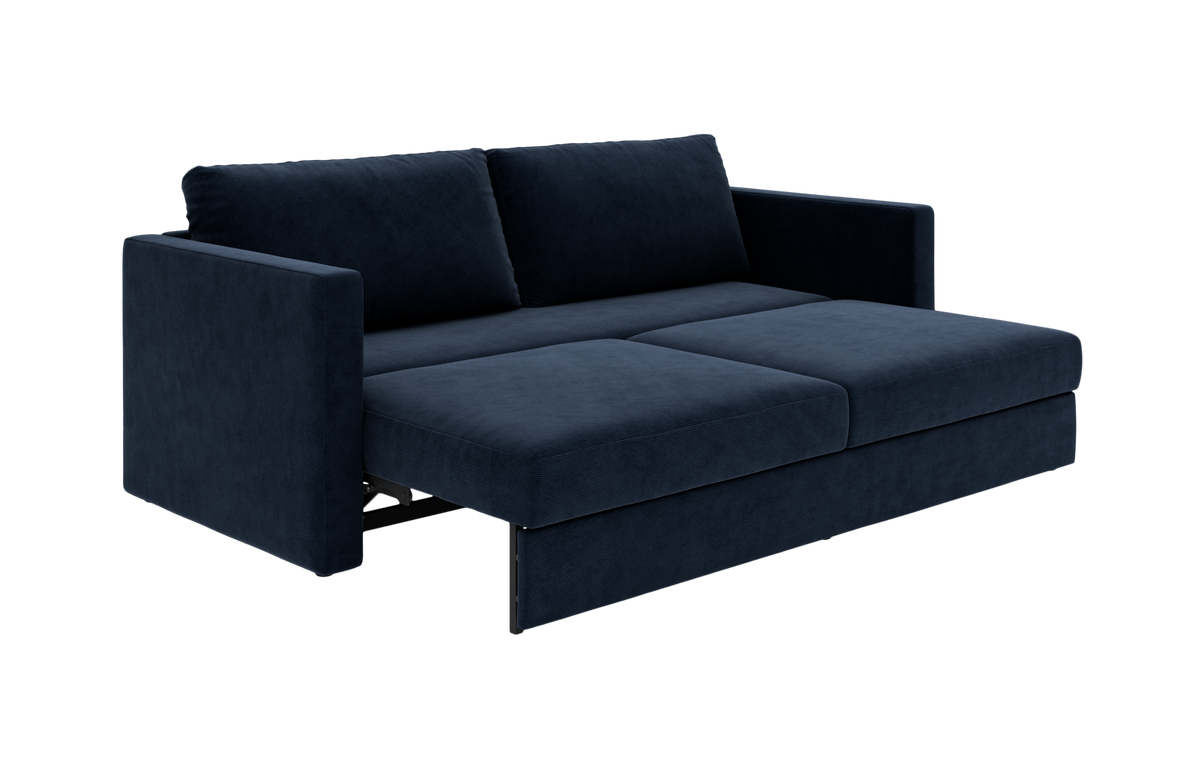 Mørkeblå sovesofa i velour, trukket ud til seng med lige armlæn.