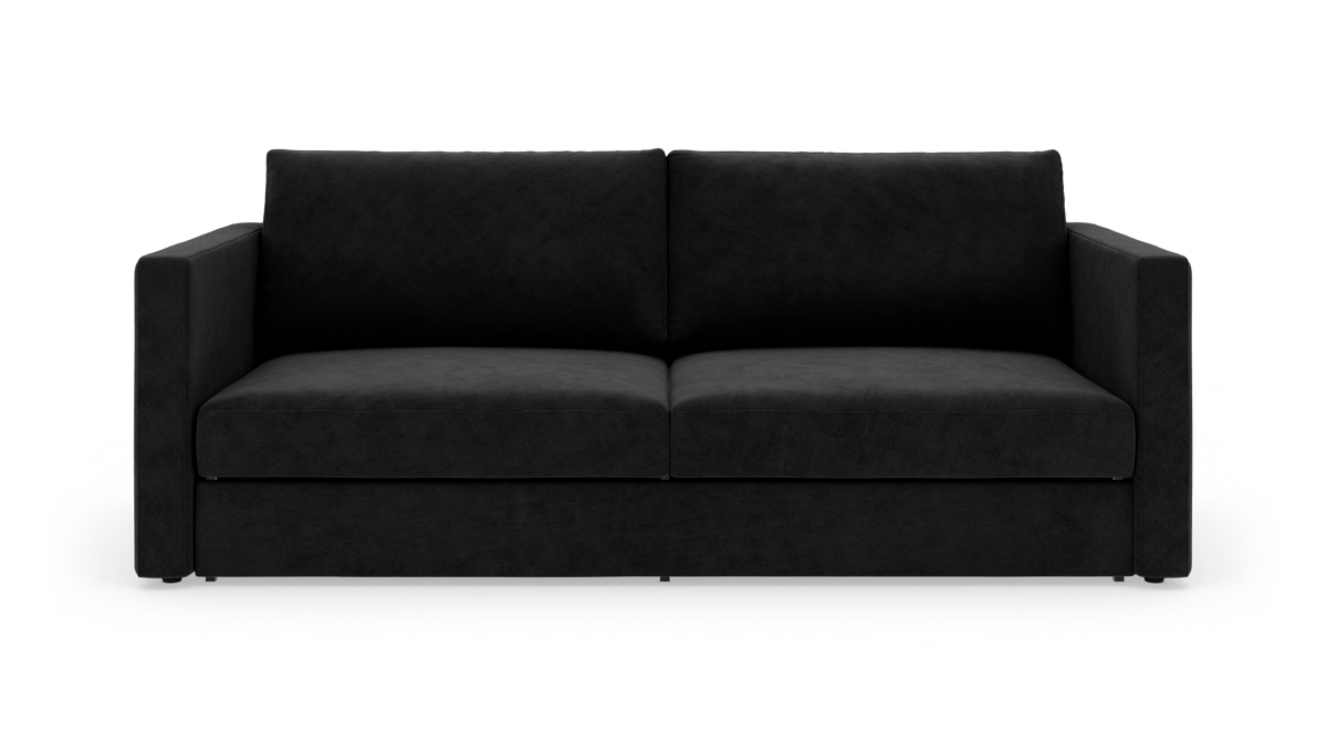 Sort 2-personers sofa med lige armlæn fotograferet lige forfra mod hvid baggrund.