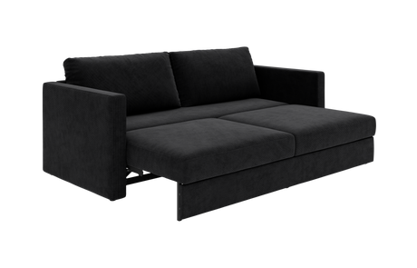 Sort sovesofa med udtrukket sæde i studiemiljø, vist forfra i vinkel.