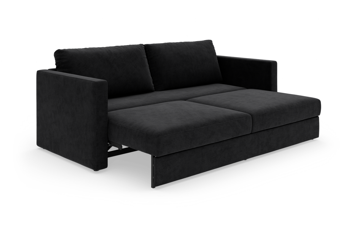 Sort sovesofa i stof vist i udslået position, produktfoto i skrå vinkel.