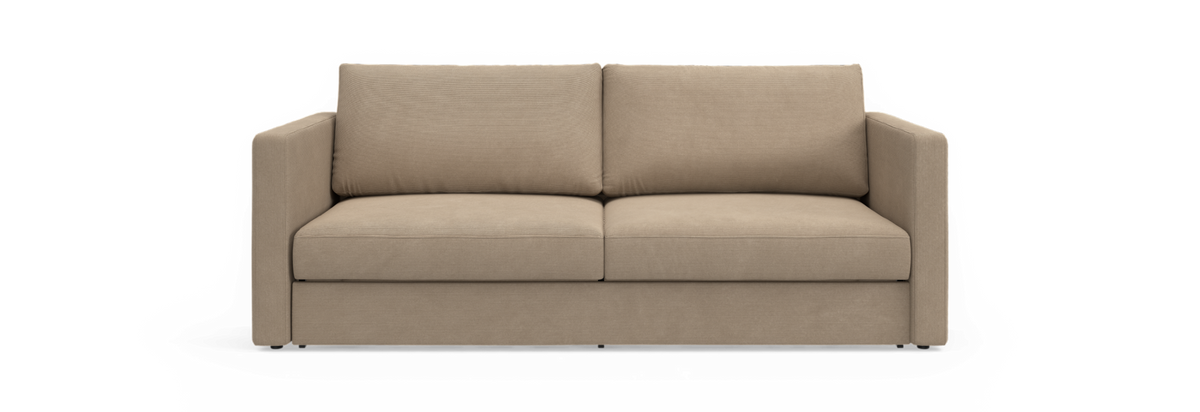 Beige to-personers sofa med lige armlæn, frontvisning mod sort baggrund.