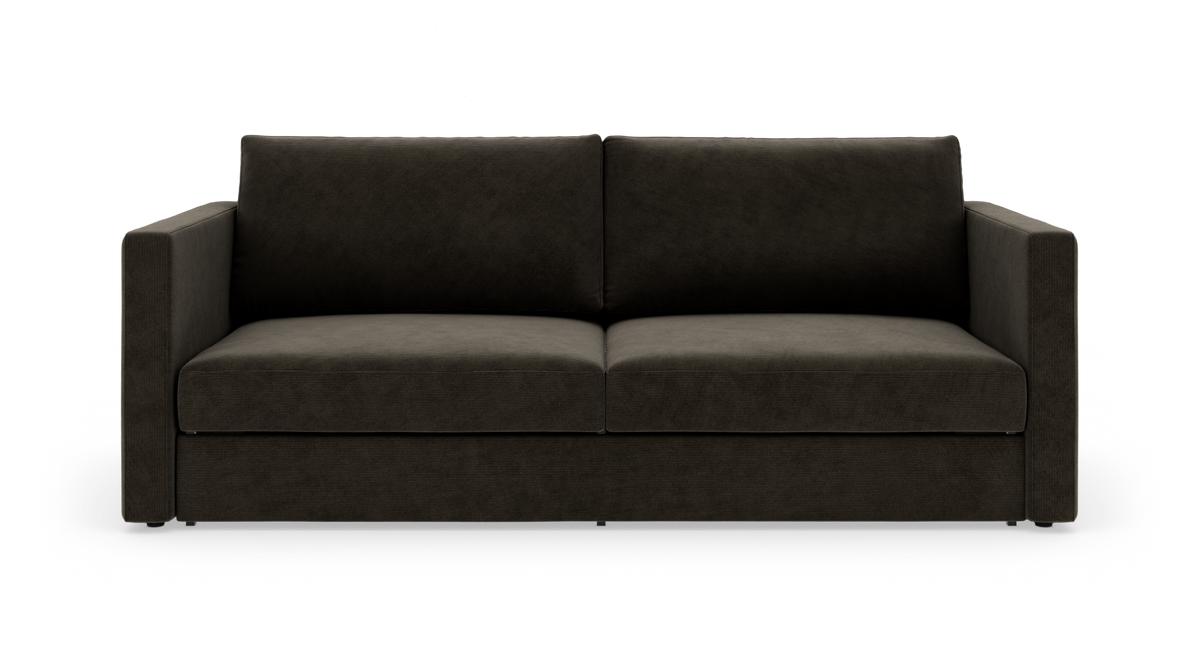 Mørkebrun to-personers sofa med lige armlæn og to ryghynder, fotograferet lige for i studie.