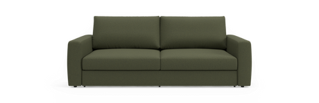 Grøn 2-personers sofa med lige armlæn, fotograferet forfra mod sort baggrund.