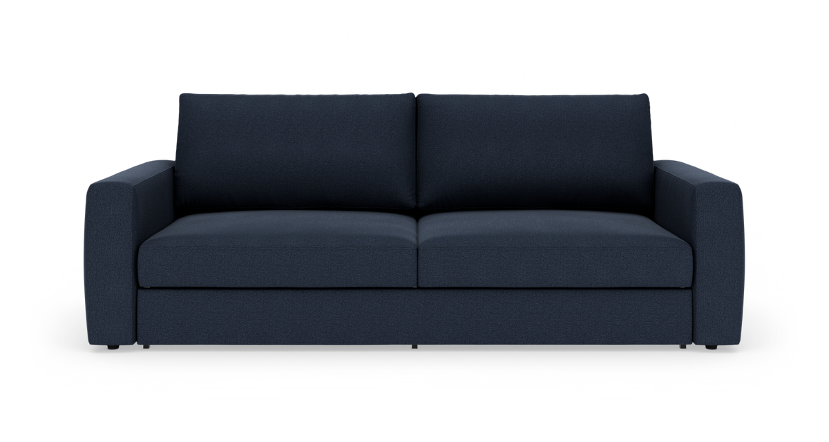 Mørkeblå, moderne 3-personers sofa med brede, rette armlæn og to sæde- og ryghynder, frilagt mod hvid baggrund, set direkte forfra.