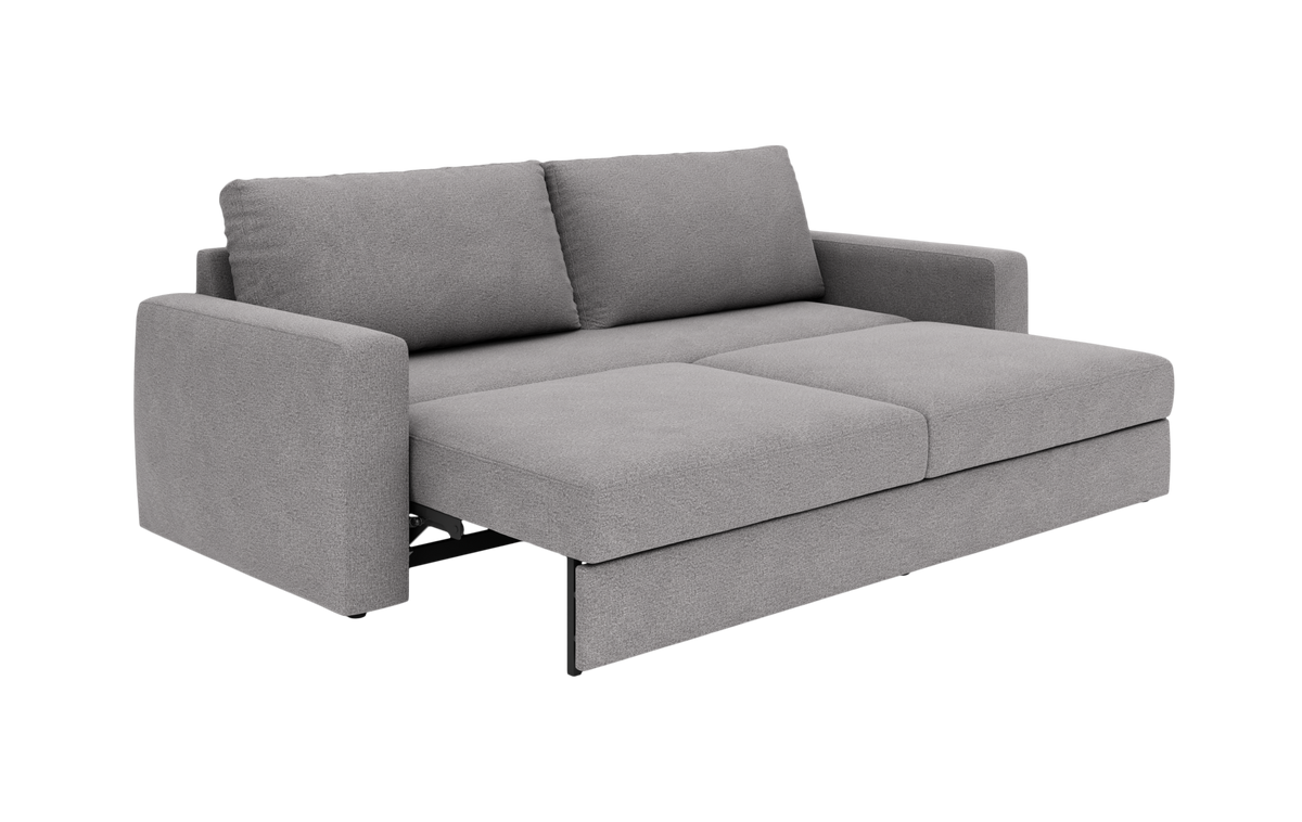 Grå sovesofa med udtrækkelig sengedel, to ryghynder og lige armlæn, frilagt på hvid baggrund.