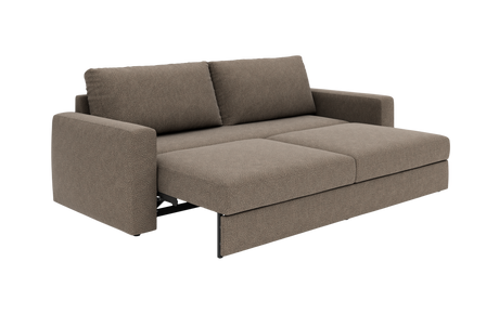 Brun-beige sovesofa i stof, trukket ud til soveposition med to ryghynder.
