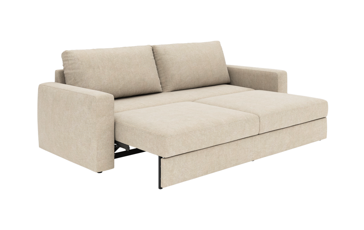 Beige sovesofa i stof, trukket ud til seng med to ryghynder og lige armlæn.