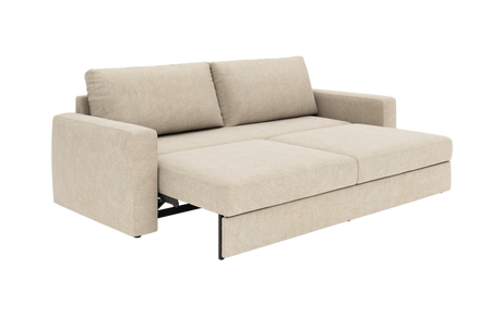 Beige sovesofa i stof, trukket ud til seng med to ryghynder og lige armlæn.