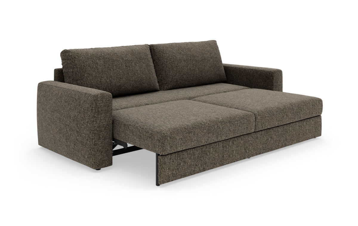Brun sovesofa i stof i udslået position med to ryghynder og brede armlæn, frilagt på hvid baggrund.