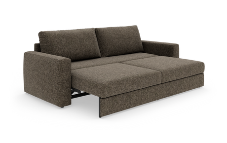 Brun sovesofa i stof i udslået position med to ryghynder og brede armlæn, frilagt på hvid baggrund.