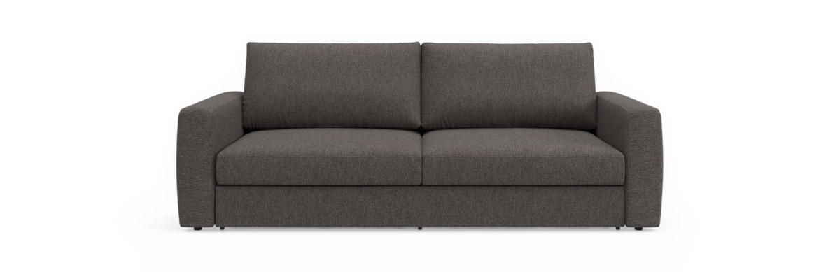 Mørkegrå 2-personers stofsofa set forfra på sort baggrund.
