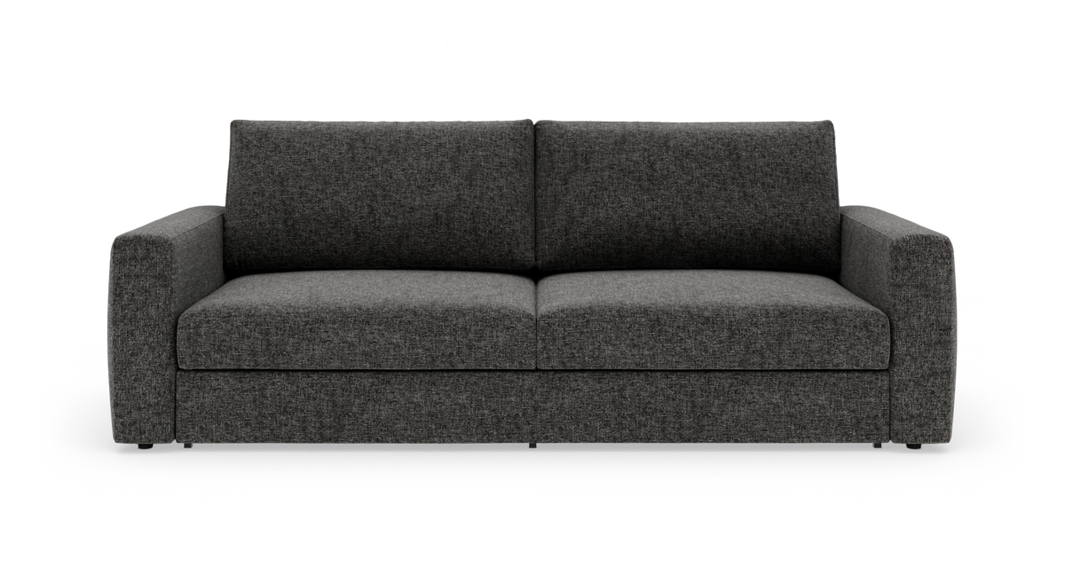 Mørkegrå stofsofa med rette armlæn, set forfra på hvid baggrund.