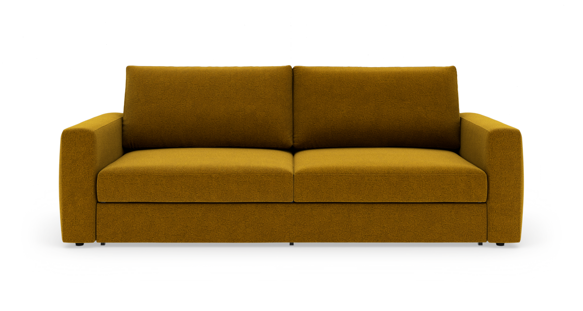 Sennepsgul tosæders sofa med lige armlæn på hvid baggrund.