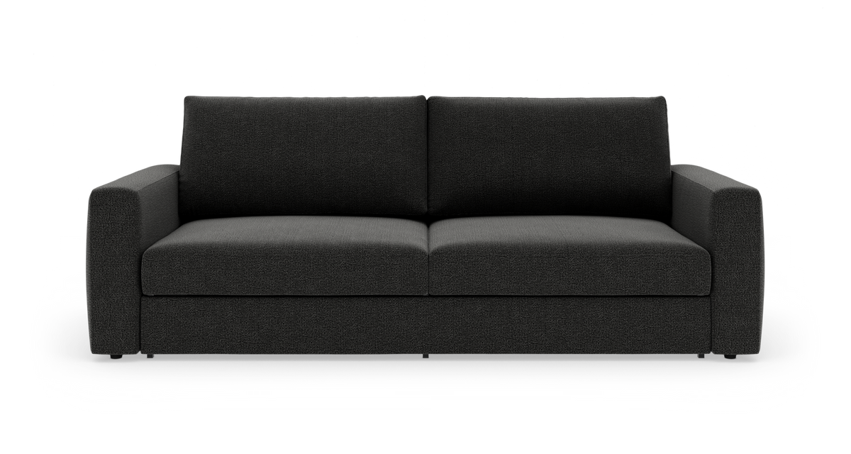 Mørkegrå tresæders sofa set forfra på hvid baggrund.