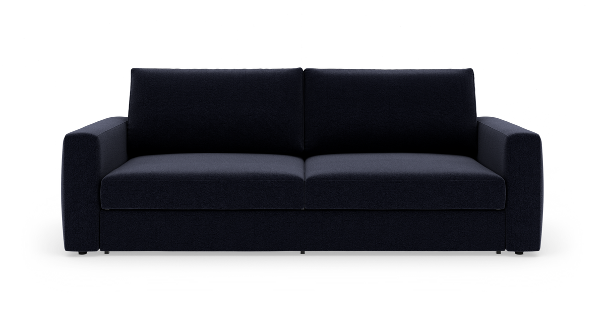 Mørkeblå tresæders sofa med lige armlæn, set forfra på hvid baggrund.