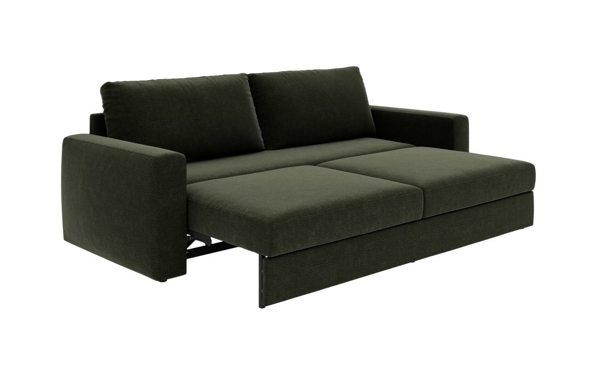 Mørkegrøn sovesofa med udtrukket liggedel, to rygpuder og lige armlæn, frilagt mod hvid baggrund.