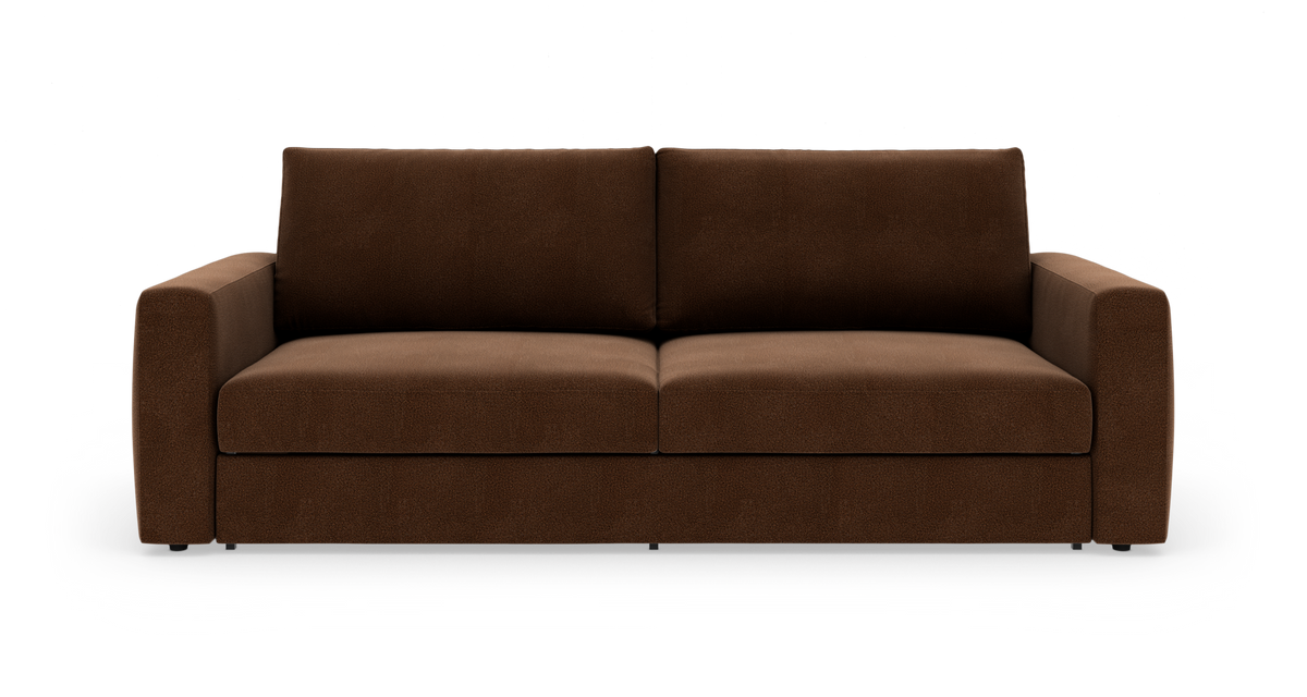 Brun 3-personers sofa med lige armlæn, frilagt på hvid baggrund, set forfra.