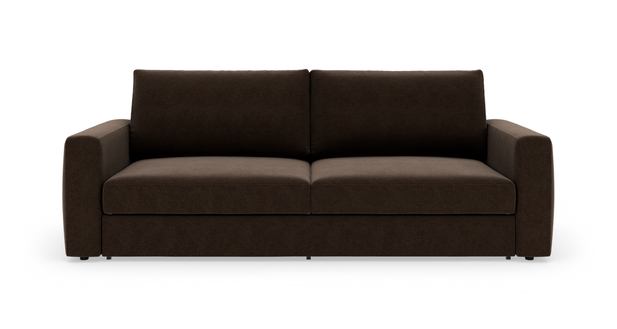 Mørkebrun sofa med to sædehynder og lige armlæn, fotograferet forfra på hvid baggrund.