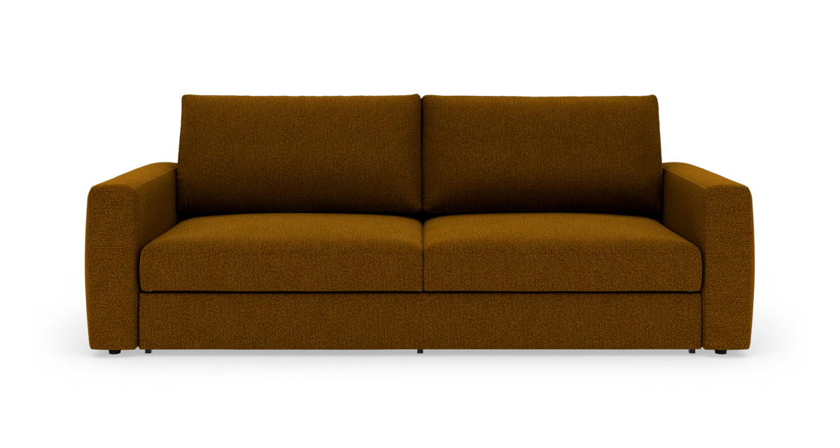 Brun sofa med lige armlæn og to sæde- og ryghynder, frilagt på hvid baggrund.