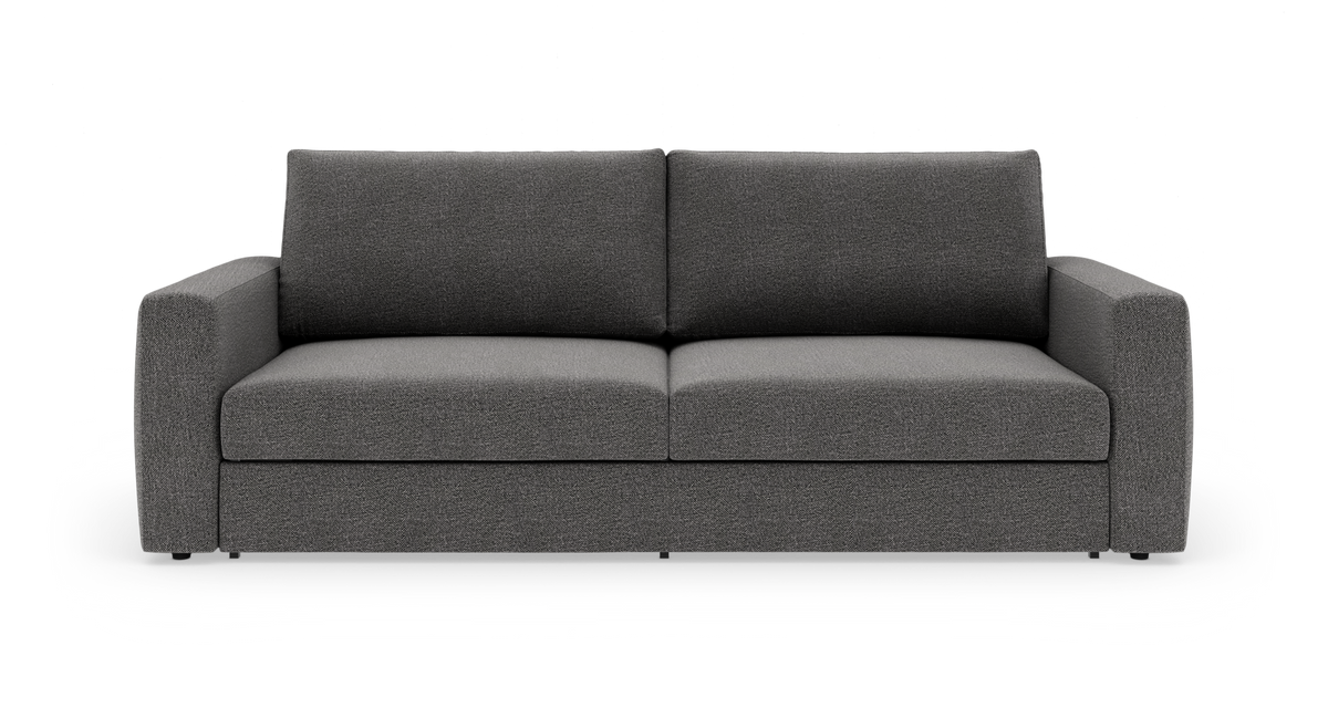 Mørkegrå stofsofa med lige armlæn og to store sæde- og ryghynder, fritlagt på hvid baggrund.