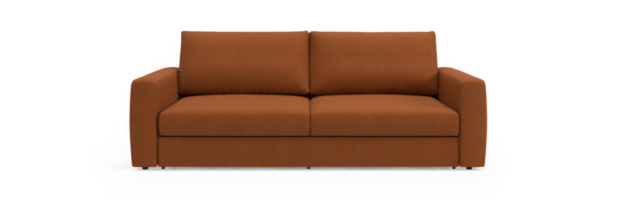 Rustbrun tosædersofa med lige armlæn, set forfra mod sort baggrund.