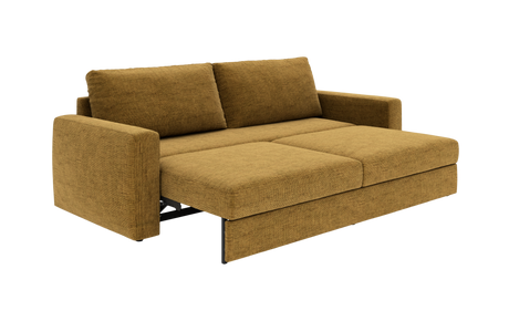 Udslået sovesofa i sennepsgul tekstil med to ryghynder og armlæn, vist i studie.