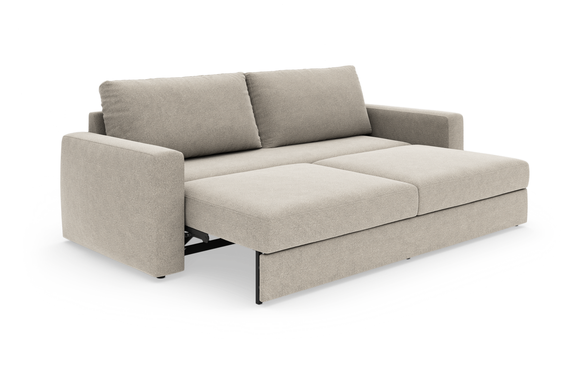 Beige sovesofa med udtrukket liggedel, to rygpuder og lige armlæn i moderne, minimalistisk design.