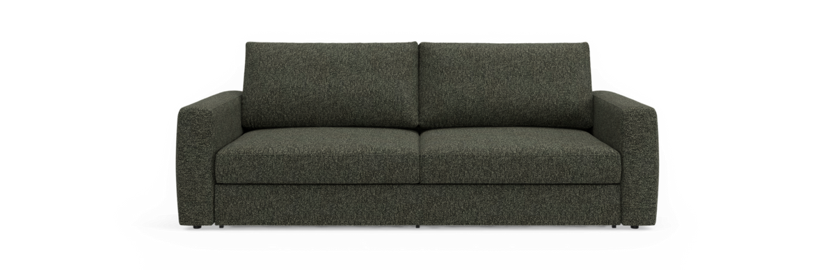 Mørkegrøn 2-personers sofa med lige armlæn, frontvisning.