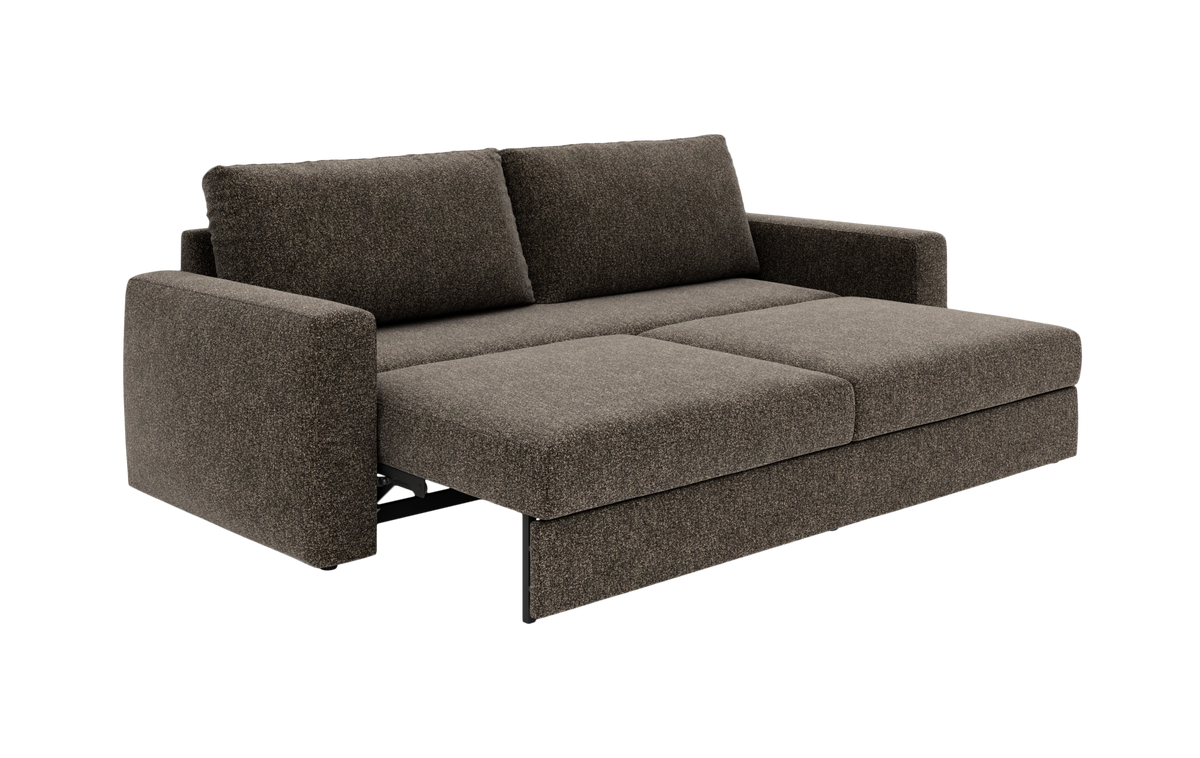 Brun stofsovesofa i udfoldet sengeløsning med to ryghynder og brede armlæn, metalben.