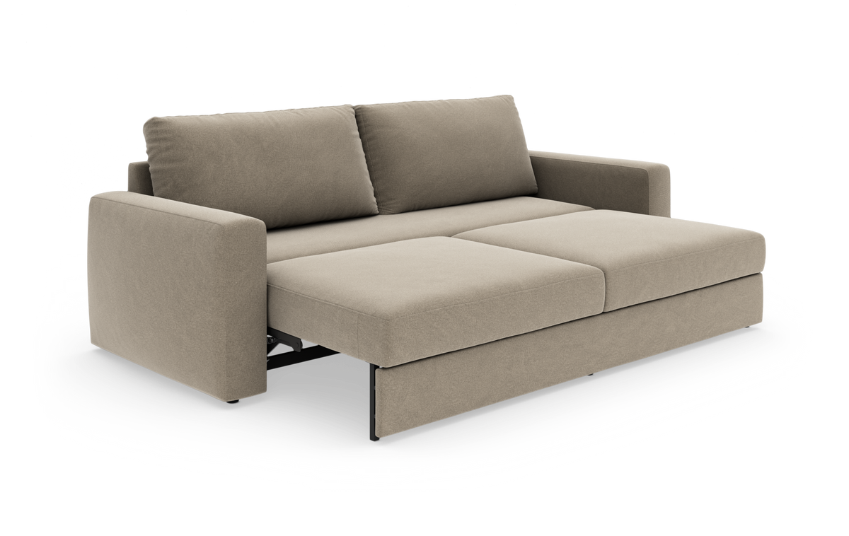 Beige sovesofa i stof, slået ud til seng med lige armlæn, frilagt på hvid baggrund.