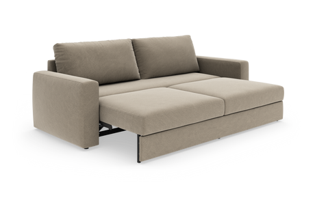 Beige sovesofa i stof, slået ud til seng med lige armlæn, frilagt på hvid baggrund.