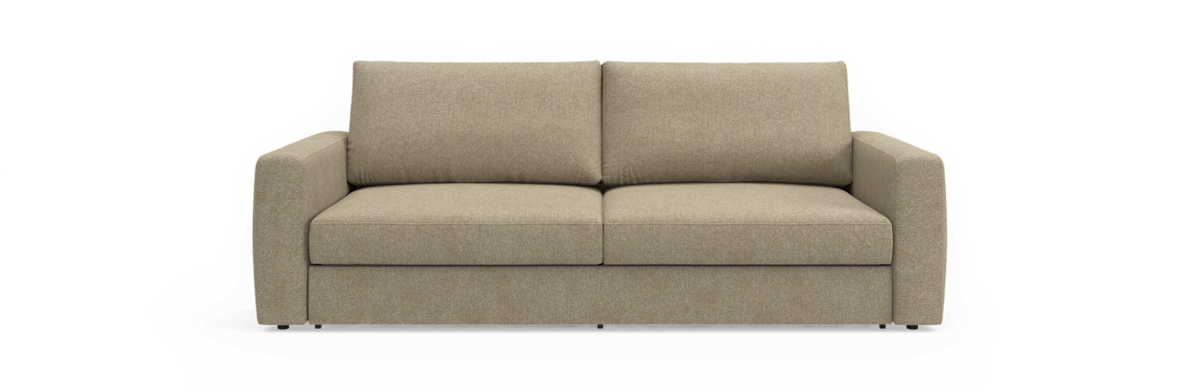 Beige to-personers sofa med lige armlæn og løse ryghynder, fotograferet forfra mod sort baggrund.