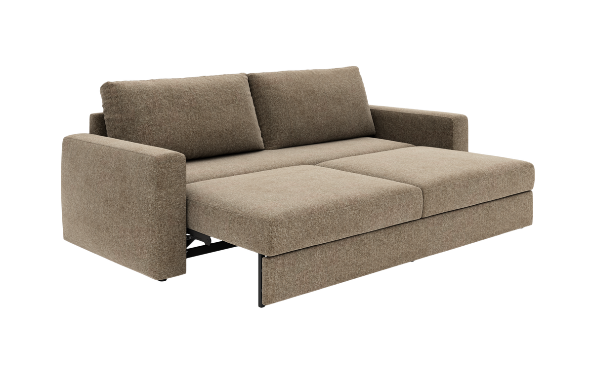 Udslået beige sovesofa med lige armlæn og to ryghynder, frilagt på hvid baggrund.