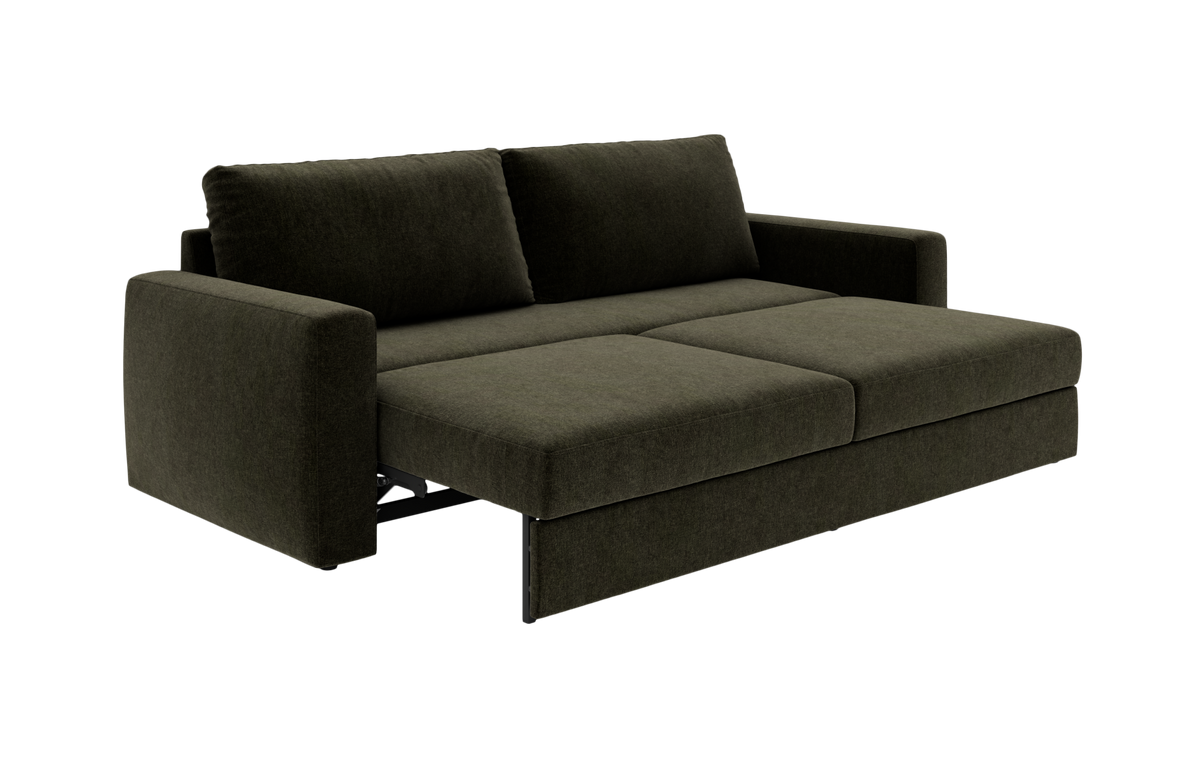 Mørk olivengrøn sovesofa i tekstil, trukket ud til seng i trekvartsvinkel.