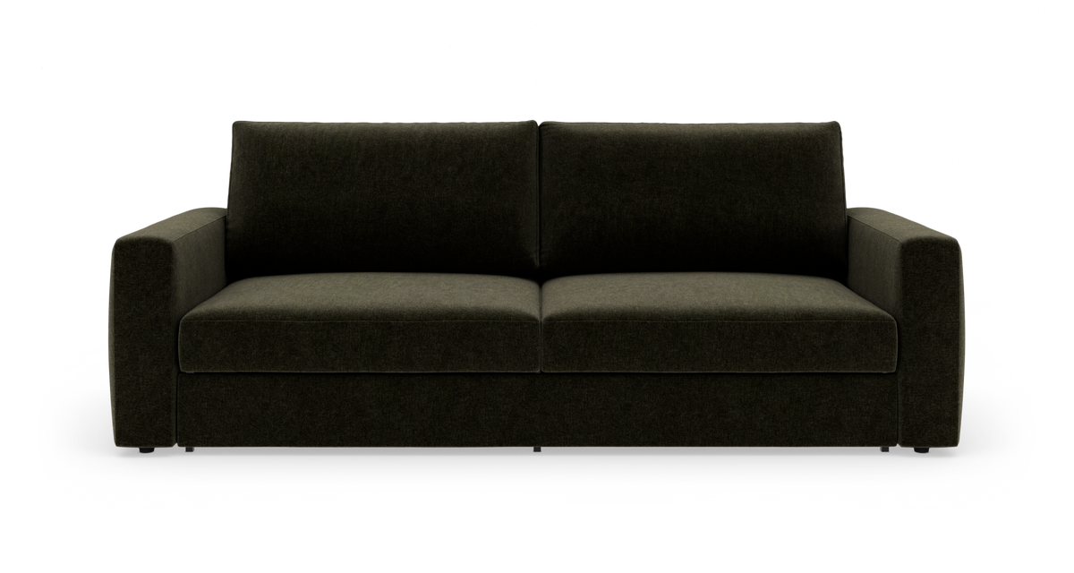 Mørkegrøn stofsofa med to sædehynder og lige armlæn, set forfra mod hvid baggrund.