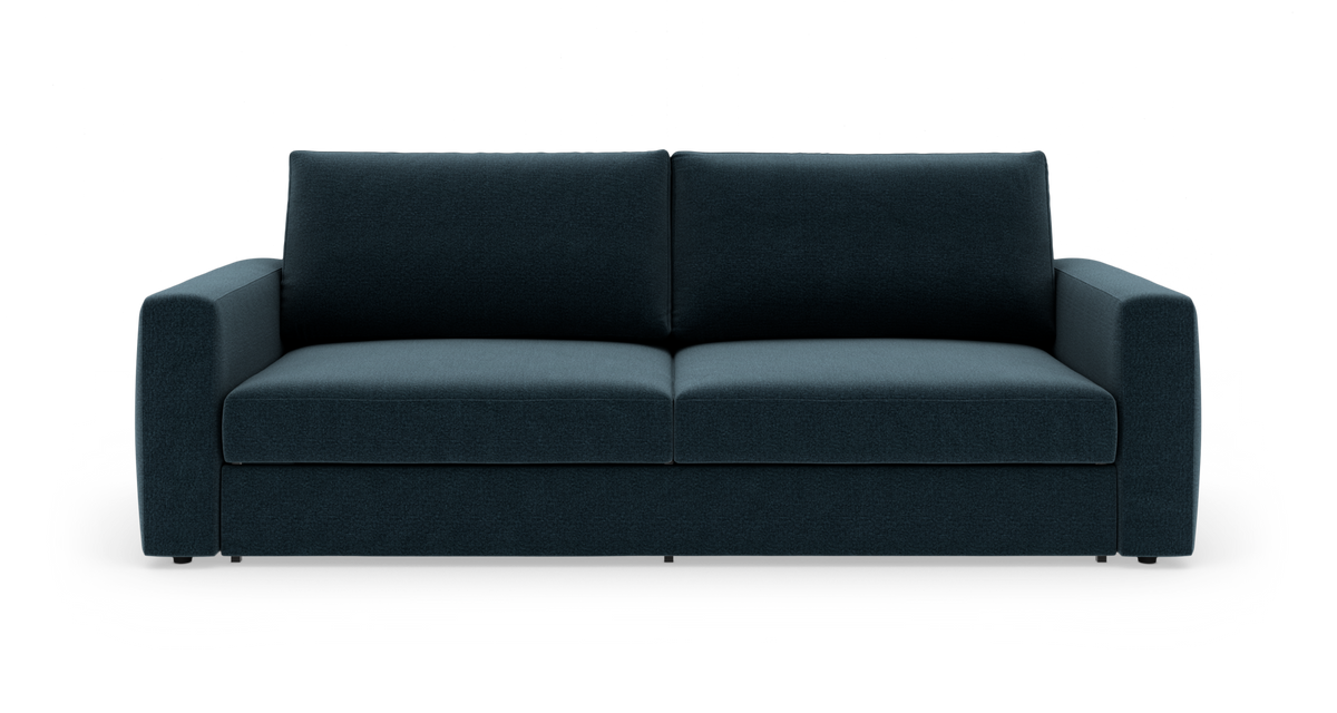 Mørkeblå, lige 3-personers sofa med brede armlæn, frontvisning mod hvid baggrund.