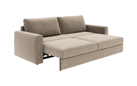 Beige sovesofa i stof, trukket ud til seng med to ryghynder.