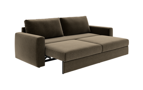 Brun sovesofa i stof trukket ud til seng med to ryghynder, moderne design på hvid baggrund.