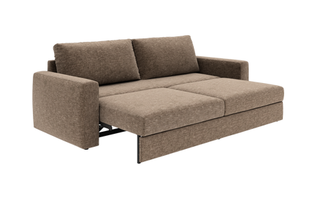 Brun sovesofa i stof, slået ud til dobbeltseng med to ryglænspuder.