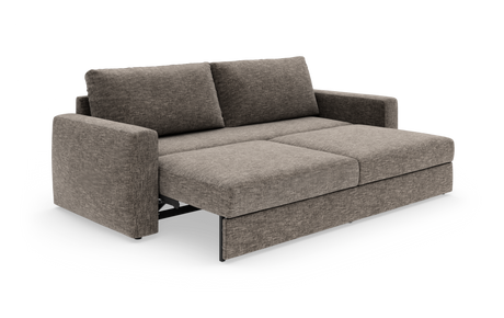Brungrå sovesofa i stof, trukket ud til dobbeltseng, 3/4‑vinkel på hvid baggrund.