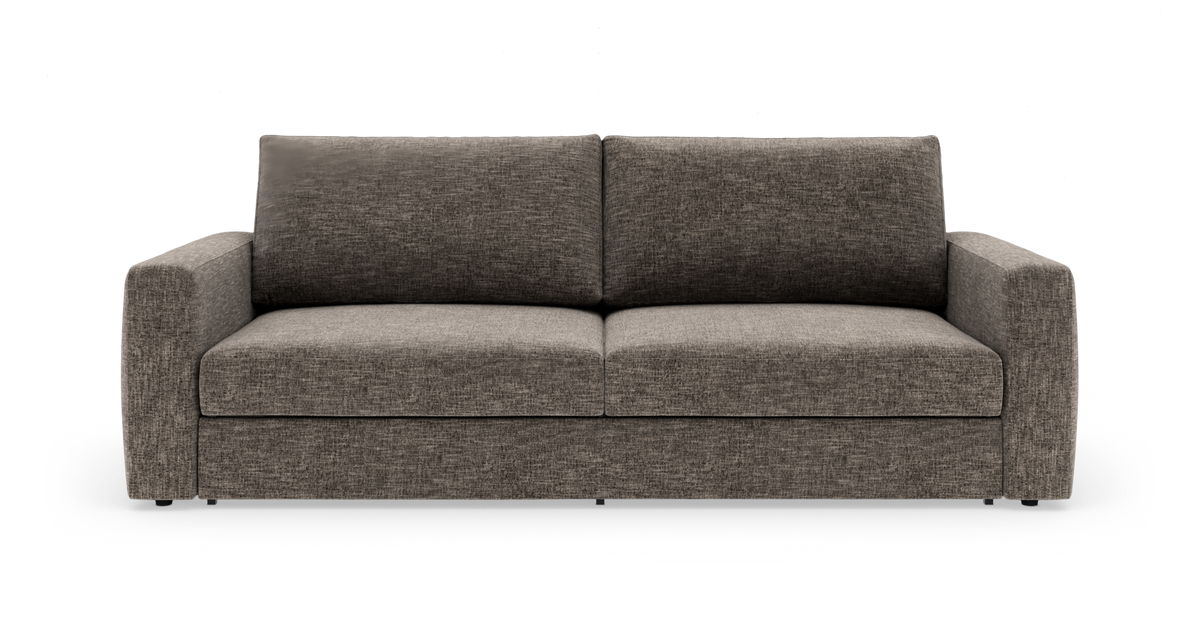 Brungrå tresæders sofa med lige armlæn, frontvisning mod hvid baggrund.