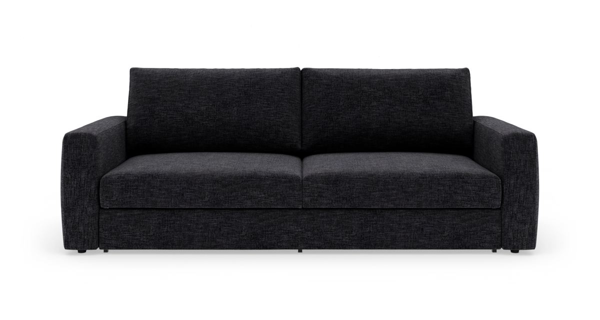Mørkegrå tresæders stofsofa med lige armlæn, to sædehynder og to ryghynder, fotograferet forfra på hvid studiebaggrund.