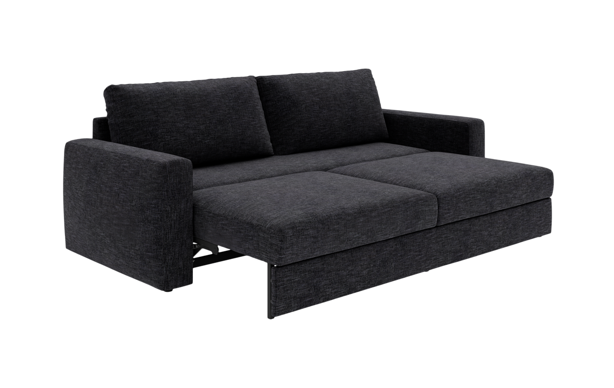 Mørkegrå sovesofa i stof, slået ud til dobbeltseng, set forfra i skrå vinkel på hvid/transparent baggrund.