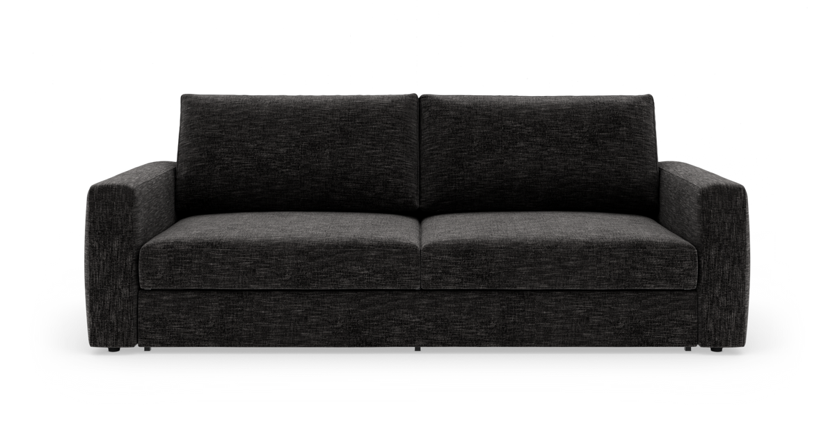 Mørkegrå tresæders sofa med brede, lige armlæn og to sæde- og ryghynder, fritlagt på hvid baggrund.